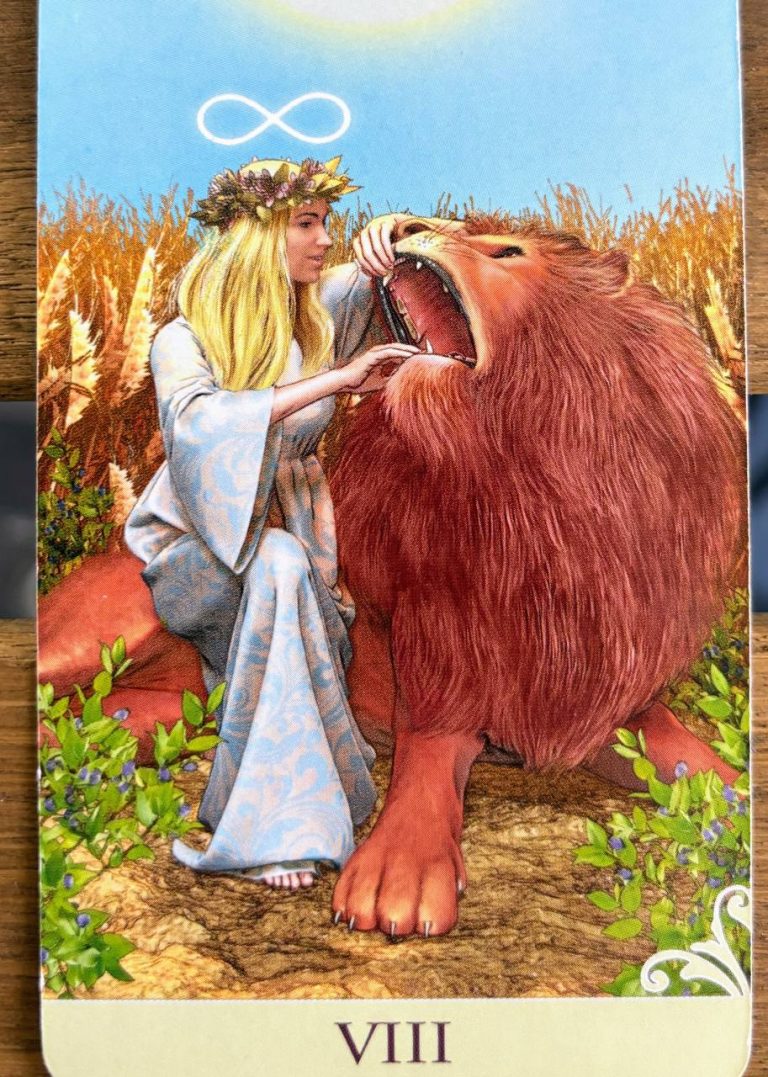 La Fuerza - Arcano Mayor del Tarot - Gloria Jerez - AntiguaMagia