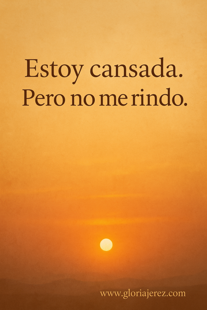 Frase “Estoy cansada. Pero no me rindo” sobre un cielo dorado al amanecer con el sol en el horizonte