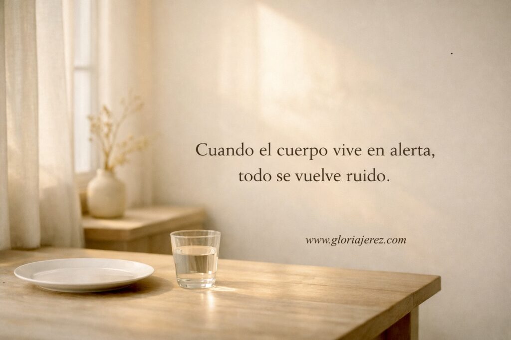 Imagen minimalista con luz natural que simboliza la calma corporal cuando el cuerpo deja de vivir en alerta constante.