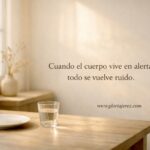 Imagen minimalista con luz natural que simboliza la calma corporal cuando el cuerpo deja de vivir en alerta constante.